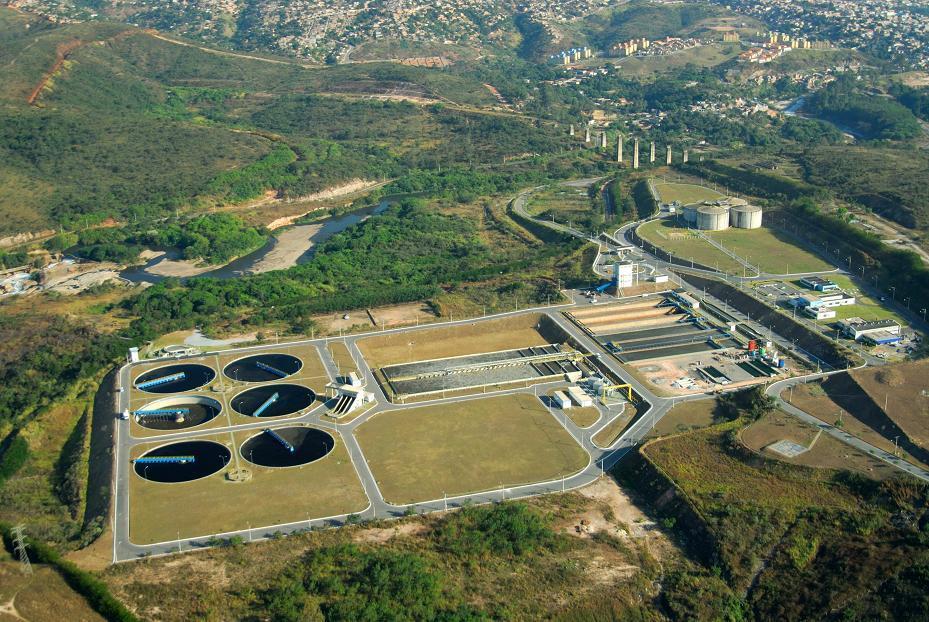 28 4. MATERIAL E MÉTODOS Visando avaliar a interferência das águas de chuva no sistema de esgotamento sanitário de Belo Horizonte, foram coletados dados de refluxos de esgotos em residências, de