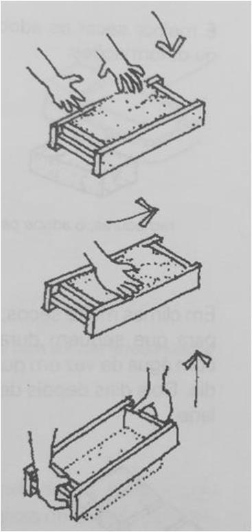 Fonte: Mink, 2005 Figura 5: Moldes de Madeira para Adobe Fonte: Lengen, 2008 Super Adobe Superadobe é uma técnica de bioconstrução que utiliza