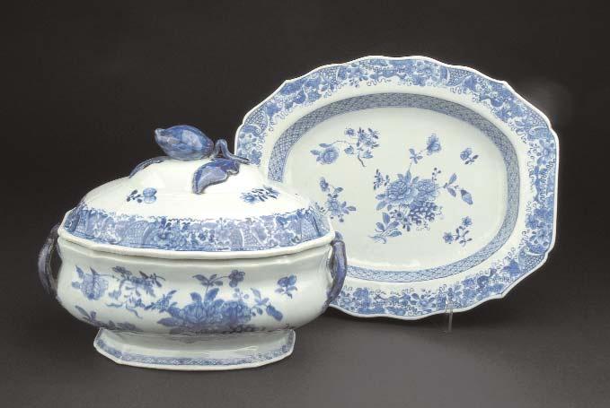 847 TERRINA COM TRAVESSA EM PORCELANA DA CHINA, Companhia das Índias, decoração a azul "flores", reinado Qianlong, séc. XVIII Dim. - 24 x 32 x 21 cm 3.000-4.