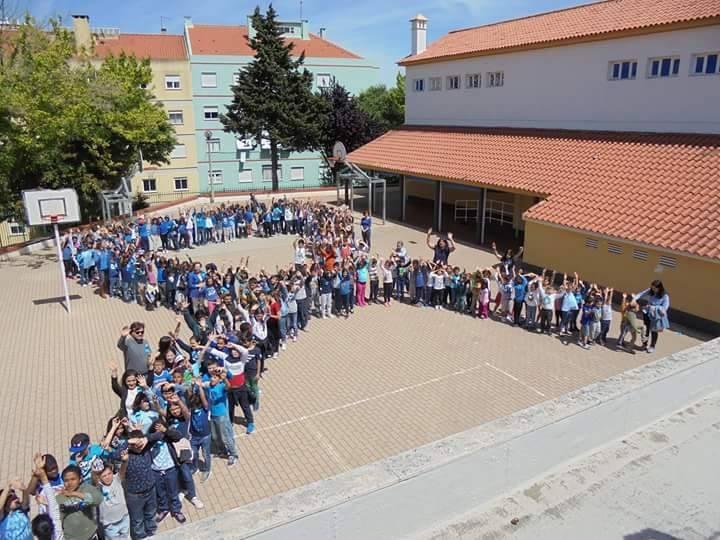 Ú L T I M A P À G I N A Somos Livres Para assinalarmos o 43.º aniversário do 25 de abril, o professor apresentou-nos uma canção que fala sobre liberdade.