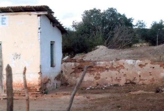parcial da Fazenda São Félix do Amianto: Entrada da área da mina, com casa de moradores e estrada