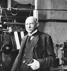 Em seu laboratório, Onnes foi a primeira pessoa que conseguiu liquefazer o gás hélio em 1908.