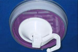 55 de vidro de menor diâmetro apoiada a um prendedor plástico (Figura 10).