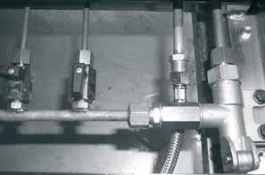 5.4 Instalación del equipo hidráulico BOMBA INTERNA 1) Utilizar el tubo 32, trenzado en acero inoxidable de 900 mm, para conectar la válvula de cierre de la red hídrica con el grifo de entrada de