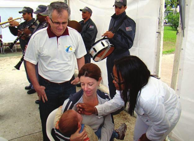 crianças para a importância da vacinação. O governador Marcos Franco, ao lado de Adela, compareceu a vários desses pontos, acompanhando de perto a campanha de vacinação.