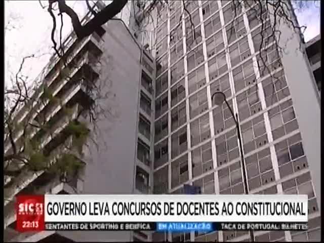 Em causa, está uma norma que foi aprovada pelo Parlamento e que impõe a distribuição de horários completos e