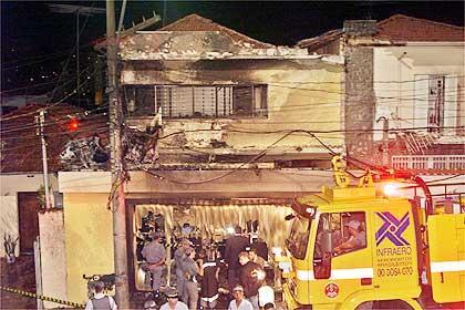 Acidente em 05/06/2001 - Bombeiros trabalham em frente a casas