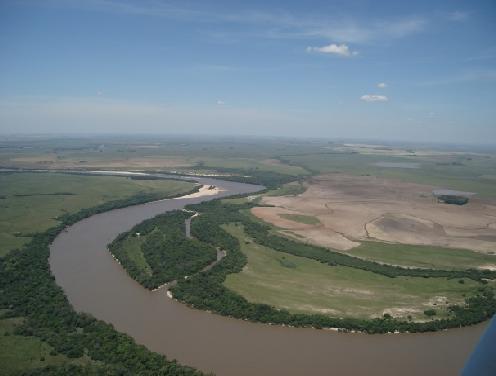 característica da região. Associado aos depósitos da planície de inundação ocupa uma área total de 52,21 km² (Figura 06).