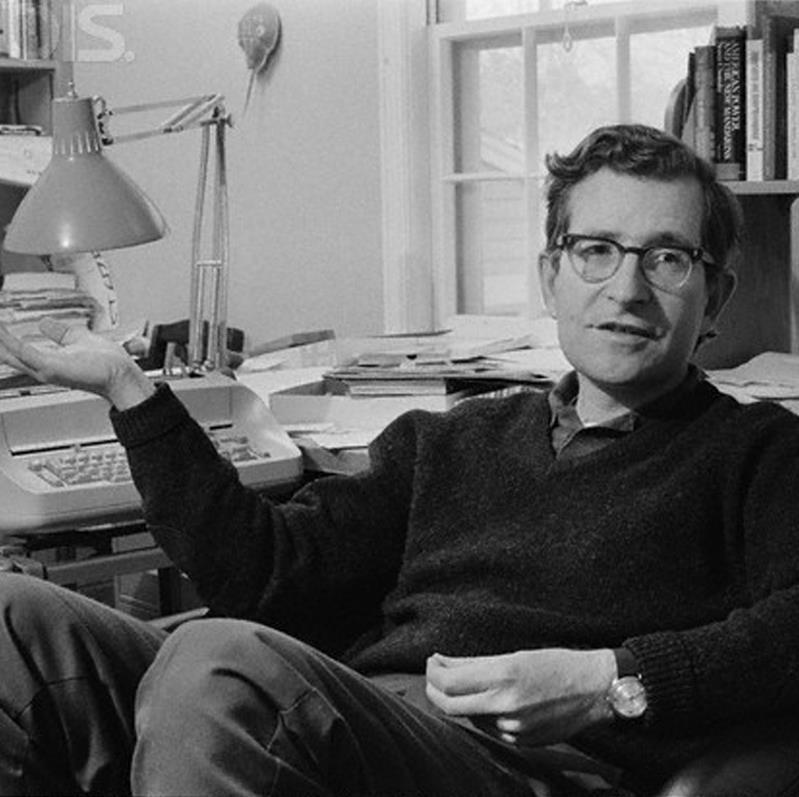 Noam Chomsky (1928-) A grande mudança no interesse da Linguística pela linguagem e sua aproximação das ciências cognitivas viria no final da década de 1950 com Noam Chomsky (n.