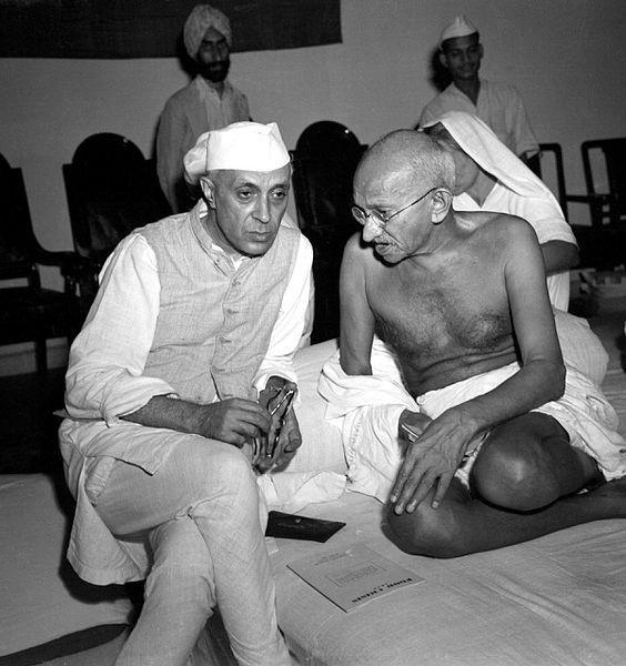 Índia Ex-colônia inglesa - 1947 Liderança e atuação pacífica de Mahatma Gandhi e Jawaharlal Nehru Jawaharlal Nehru (E) e Gandhi Foto: Max