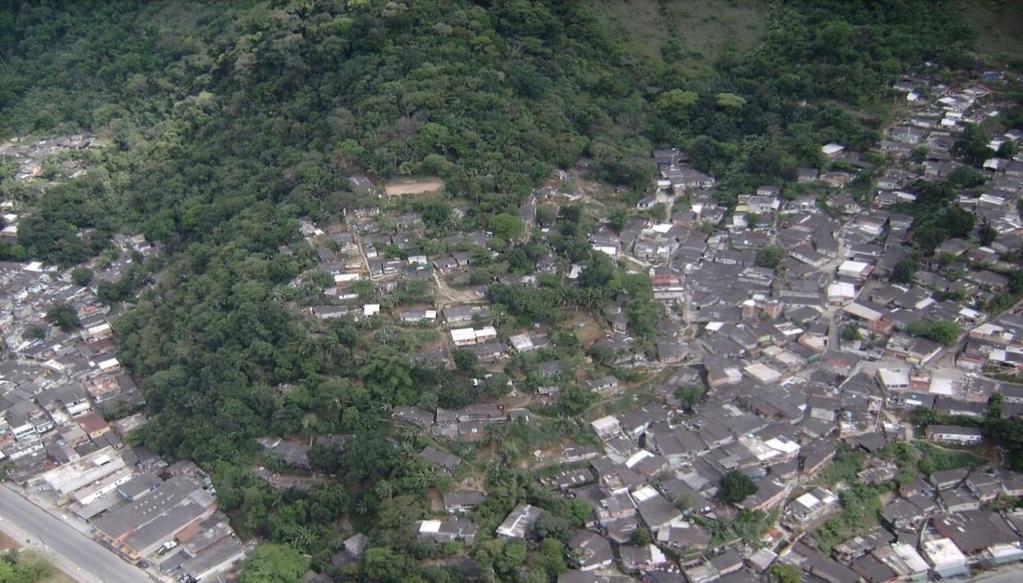 favela Vale da Morte, próximo ao Cemitério Vila Júlia, onde a ocupação de encostas, além dos problemas já