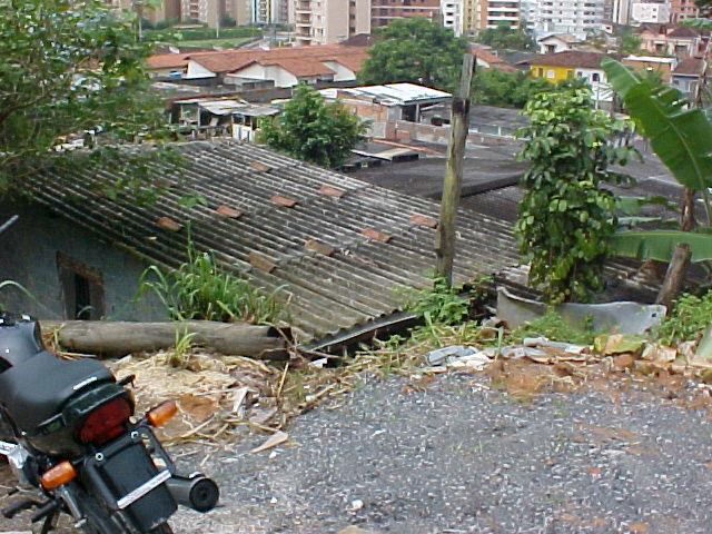 Há lançamento de águas servidas, lixo e entulho no mesmo local.