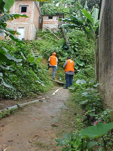 Fotografia 32: Casas em taludes de corte altos e íngremes,