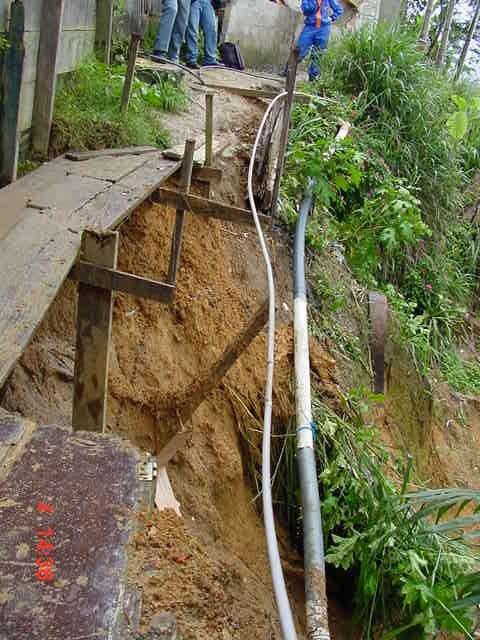 Fotografia 02: Tubulações de abastecimento de água e de lançamento de