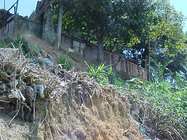 Fotografia 48: Depósito de lixo sobre talude de corte em solo residual. Vila Baiana.