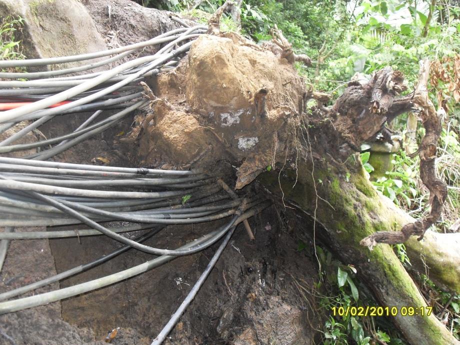 Fotografia 04: Tubulações que abastecem, de maneira precária, as moradias danificadas pelo