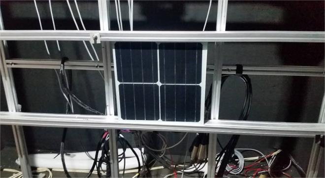 A caracterização dos módulos fotovoltaicos foi realizada através de um simulador solar (indoor).