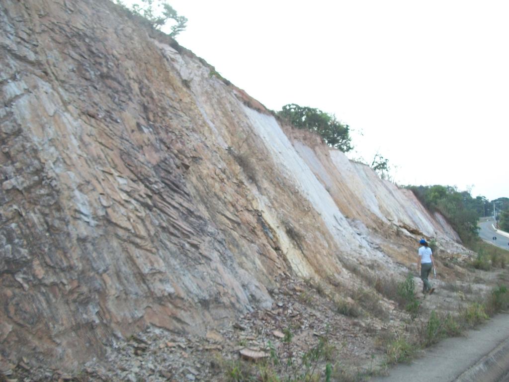 A rocha encontra-se, basicamente, sã, com porções escurecidas devido à percolação de água pluvial. Não foram observados indícios de alteração mineral.