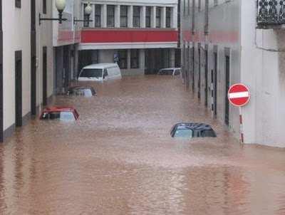 RISCOS PÚBLICOS A TER EM CONTA ORIGEM HUMANA TECNOLÓGICOS Acidentes Poluição e contaminação Incêndios Transportes Colectivos Barragens e Diques Colapso de Estruturas Reservatórios (rejeitados)