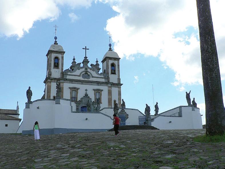 Figura 6: Basílica do Senhor Bom Jesus de Matosinhos, com os 12 profetas esculpidos pelo Aleijadinho, em pedra sabão.