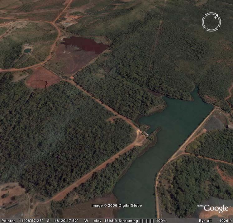 Área 1 MATA DA BARRAGEM (MB) Esta área possui 166,1 ha e está localizada nas imediações da Anglo American do Brasil Codemin, a 14º08 95 S e 48º20 08 W, com 488 metros de altitude (Fig. 2).