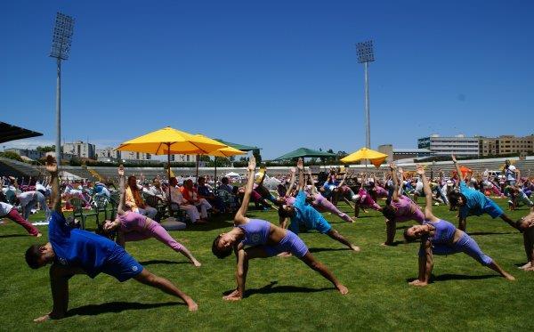 Momento alto do International Day of Yoga - IDY / Dia Internacional do Yoga foi o Purusha Namaskára, uma Mega Aula do oga orientada pela Professora Sandra Xavier, que perante entusiastas praticantes