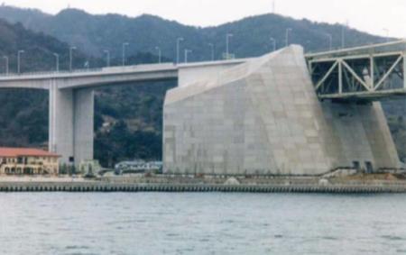 B Blocos de ancoragem da ponte Akashiutilizado CAA. Fonte: Comunidade da Construção (2012) Kaikyo.