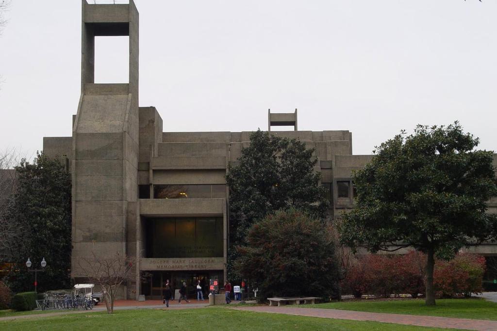 O prédio retratado na foto acima se encontra localizado em frente a entrada principal da Universidade, ou seja, é a primeira construção visível para quem entra no campus.