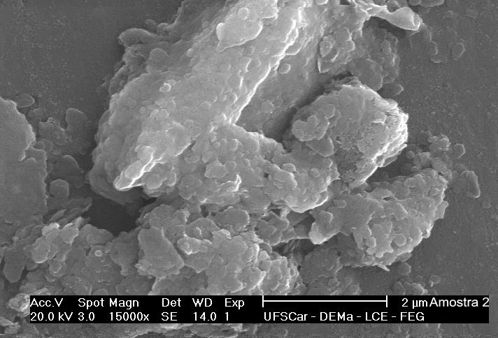 Nas micrografias verifica-se também a presença de partículas anisométricas com arestas vivas, que são provavelmente partículas de quartzo.