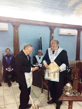 Na oportunidade, a GLEMT condecorou o Venerável Mestre, irmão Paulo Bordalho, com a Medalha de Mérito Maçônico pelos 25 anos de Maçonaria.