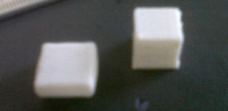 Para efetuar os ensaios de compressão, os cubos foram posicionados entre as amarras da máquina de ensaios, mas dada a geometria destas, foi necessário colocar duas placas metálicas nas interfaces