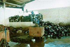 Realidade brasileira... Baterias a serem recicladas em pátio FREITAS, Carlos Roberto de.