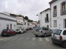 Em outras ruas, sobretudo nas que integram as proximidades da zona intra-muralhas, as menores larguras existentes aliadas à não definição de zonas para estacionamento, implicam naturalmente maiores