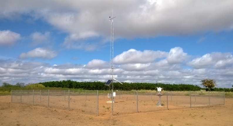 em um terreno de propriedade da Embrapa Semiárido, uma vez que a área especificamente destinada à sua implantação não possuía infraestrutura para tal, como apresentada na Fig.1.