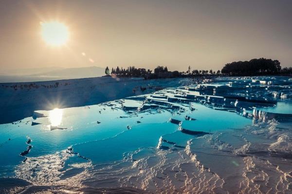 É um deslumbrante conjunto de piscinas termais de origem calcária e cascatas A última morada de Nossa Senhora em Efeso petrificadas, que se encadeiam montanha abaixo, propiciando um espetáculo