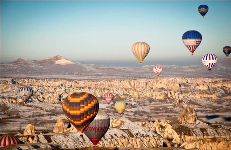 helenístico-romana famosa na antiguidade pelos seus banhos termais e Pamukkale, também conhecida como Castelo de Algodão tombada pela