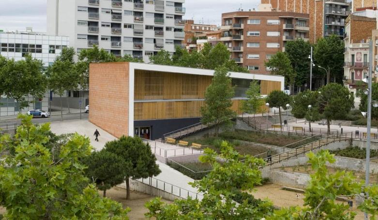 REFERÊNCIAS PROJETUAIS Casa para terceira idade Edifício confortável para os idosos, um espaço no qual os