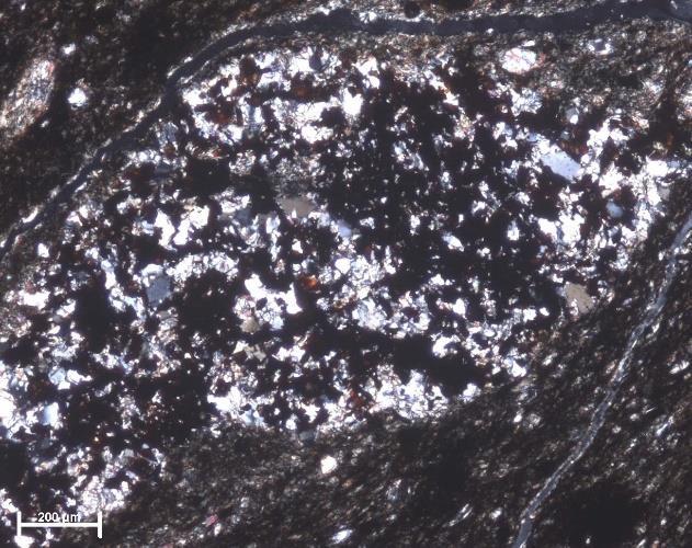 É ainda possível observar clastos que possuem cristais de quartzo, óxidos de ferro e algumas micas, correspondendo estes a clastos de vaques (Fig. 4.