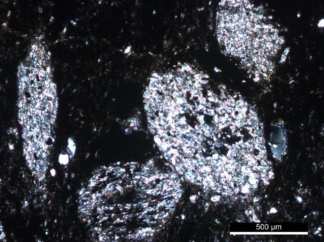 135 Microscopia de luz transmitida Cristal de estaurolite presente na