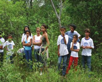 Educação Ambiental Mais de cento e cinqüenta alunos participaram dos monitoramentos de sobrevivência e rebrota das espécies, incluindo alunos do Ensino Fundamental da Rede Municipal de Ensino; de