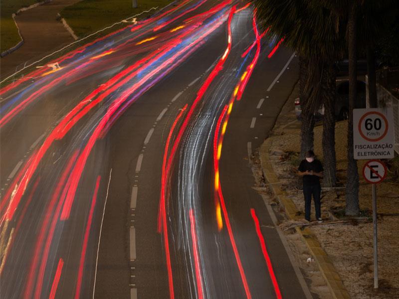 6 CONSIDERAÇÕES A aplicação das técnicas de light painting e de longa exposição foi essencial para que se pusesse em prática o conteúdo teórico ministrado nas disciplinas de Fotografia 1 e 2 dos