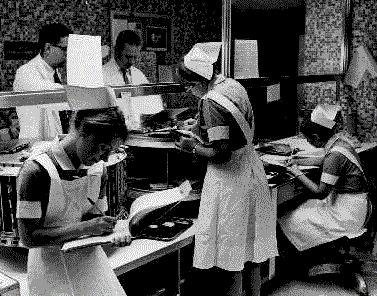 Anos 1920-1930 Elaboração de ESTUDOS DE CASO, propostos para ORGANIZAR e INDIVIDUALIZAR o cuidado de enfermagem Anos 1920-1930 As enfermeiras eram solicitadas a fazer COLETA DE DADOS, a FORMULAR