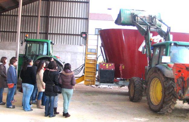 O carregador frontal (front-end-loader) montado em tractor agrícola é o