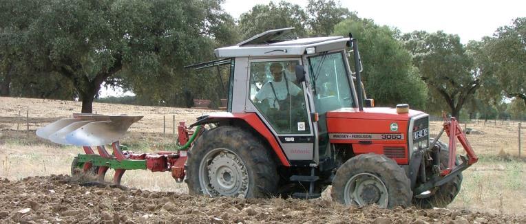 Admita que nas condições de trabalho: Curso de Operadores de Máquinas Agrícolas - 2006 - Consumo