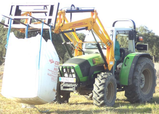 que o eixo da frente do tractor fica com maior carga (mais pesado) quando comparado com a carga sem alfaia (ver 1.