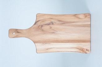 2830: Tábua em madeira nobre em Teca, medindo 33,0 x 17,0 x 1,2cm.