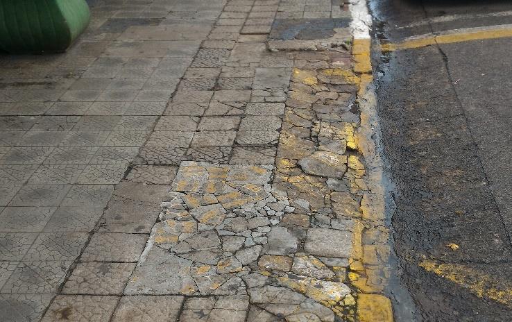 2 O piso das calçadas As calçadas devem ser revestidas com material antiderrapante, possuir piso tátil direcional e de alerta, sem degraus ou obstáculos que prejudiquem a circulação das pessoas.