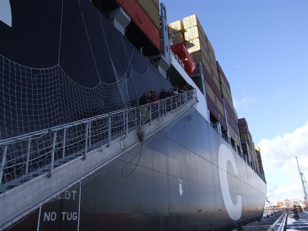 A atividade portuária e a dos agentes económicos do setor está intimamente relacionada com a indústria do transporte