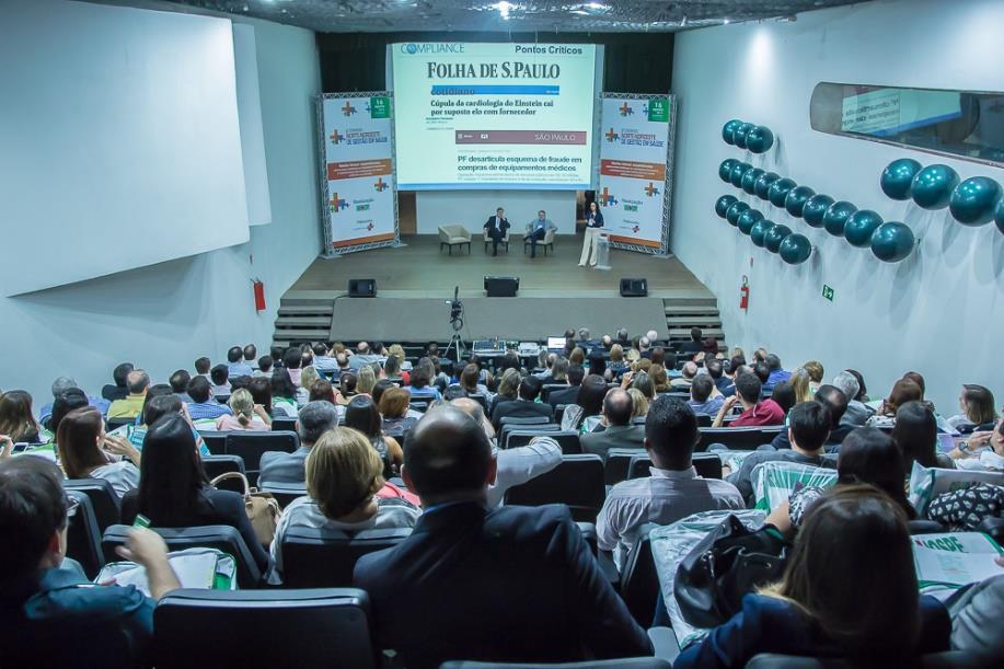 Painel de Abertura do Congresso Sua marca Painel localizado na auditório Principal do 7º Congresso Norte-Nordeste de Gestão de Saúde, com aplicação da marca do patrocinador oferecendo destaque.