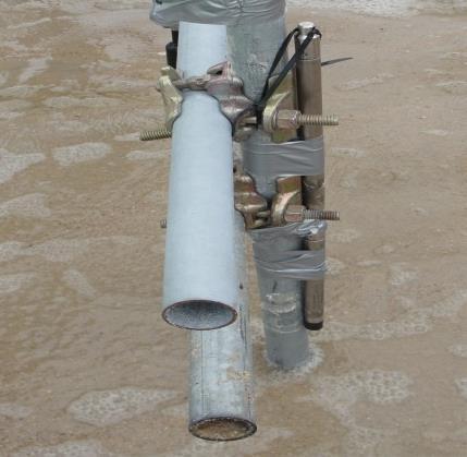 9a, foram colocadas seis varas distanciadas de 10 m para auxiliar as medições do espraiamento (runup) e para medir a variação do nível da superfície da areia.